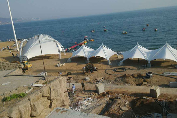 沙灘上的新型建筑：?？谀そY構，打造海濱休閑新地標